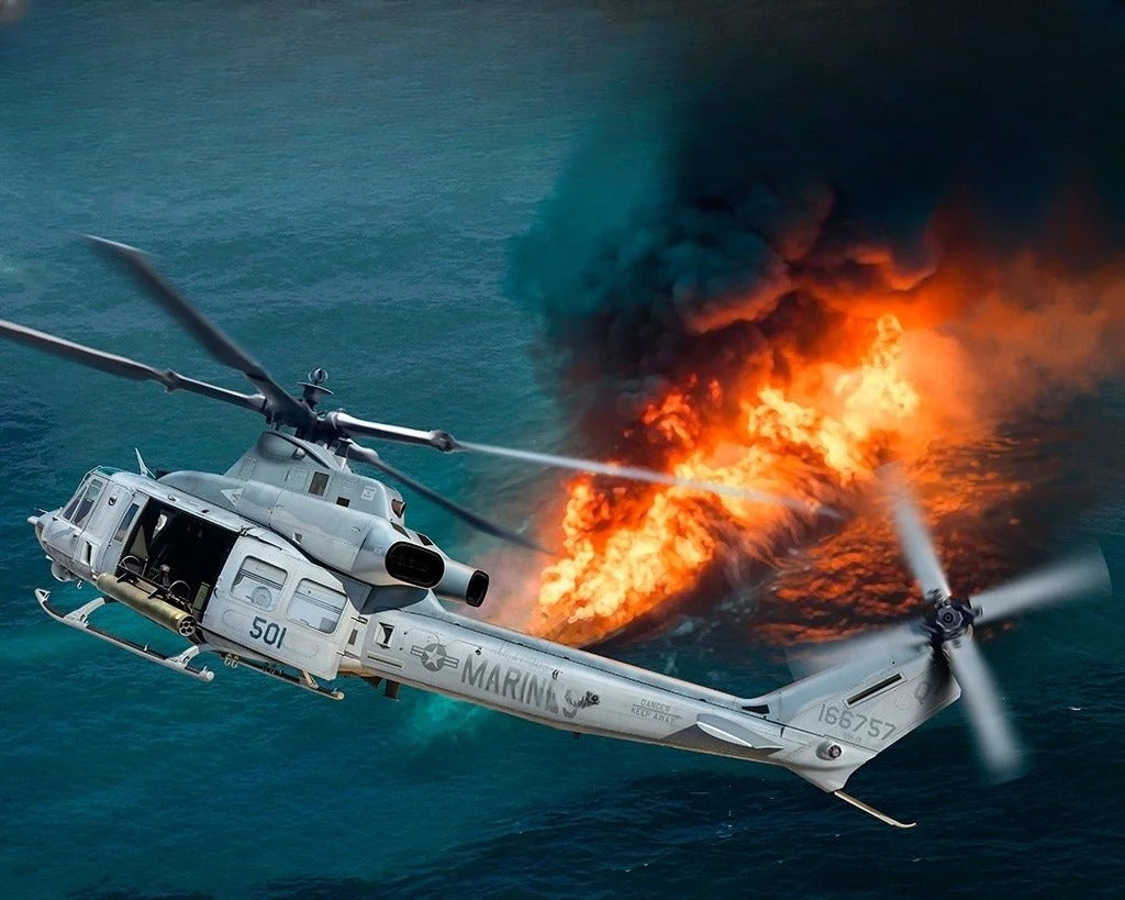 Trumpeter 05118 1/35 UH-1Y Venom Helicopter Assembly Model Kit — scale model kit