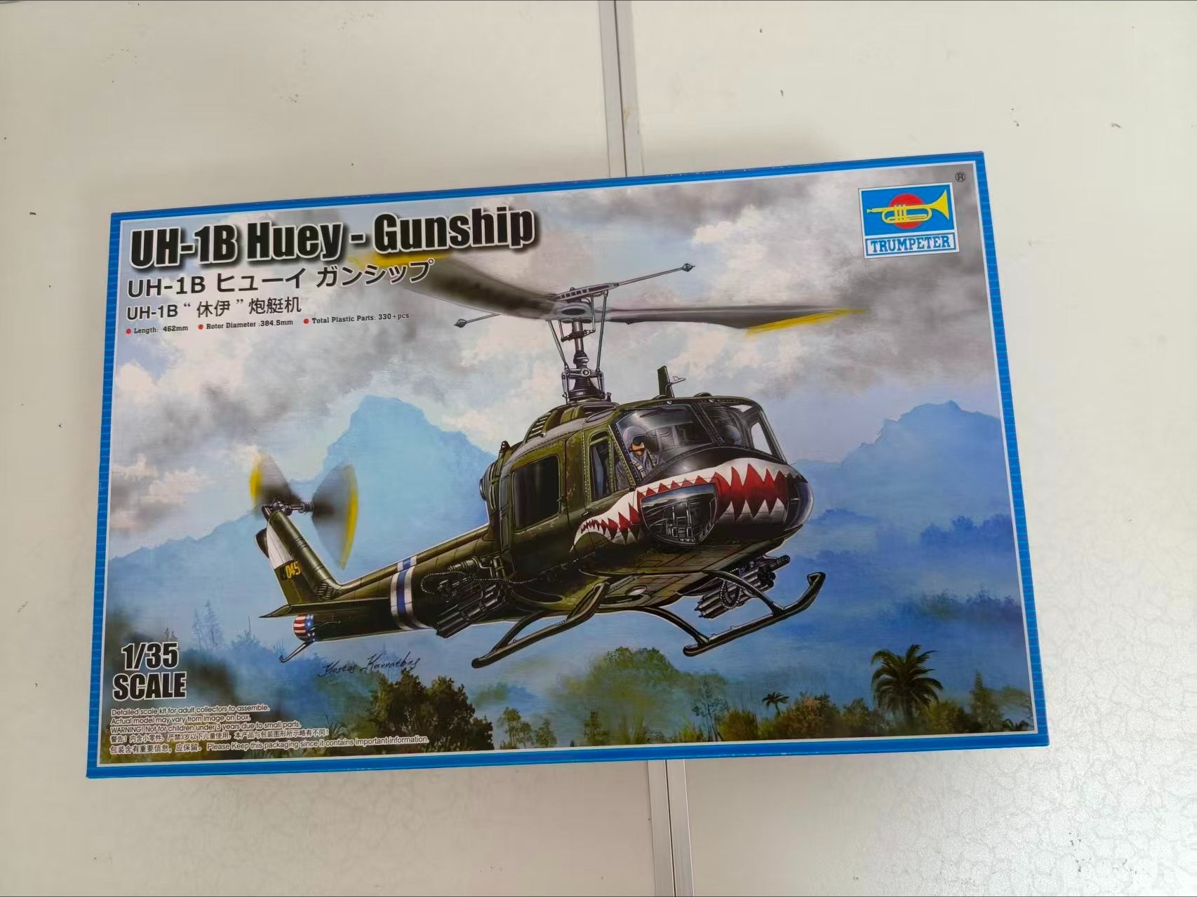Trumpeter 05112 1/35 Scale UH-1B Huey -Gunship Military Assembly Model Kit New