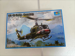 Trumpeter 05112 1/35 Scale UH-1B Huey -Gunship Military Assembly Model Kit New
