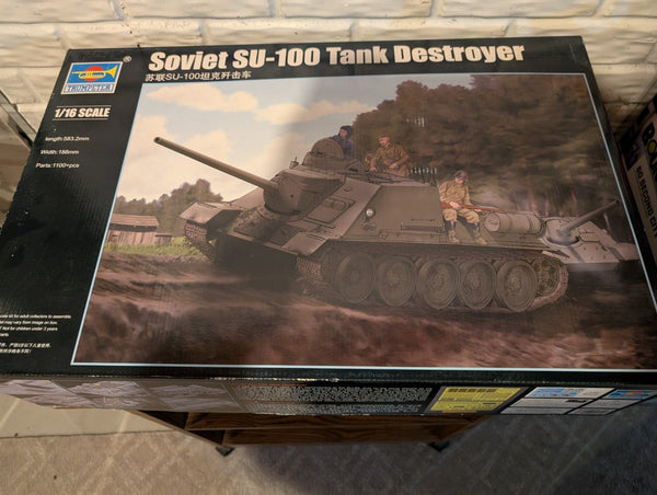 Trumpeter 00915 SOVIET SU-100 TANK DESTROYER 1/16 Model Kit