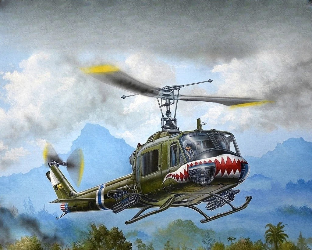 Trumpeter 05112 1/35 Scale UH-1B Huey -Gunship Military Assembly Model Kit New