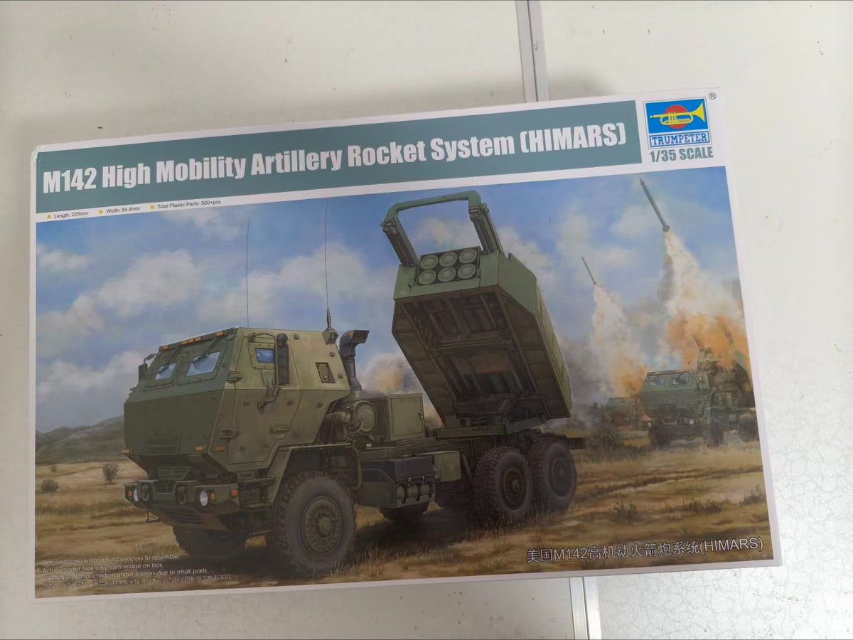 Trumpeter 01041 1/35 M142 HIGH MOBILITY ARTILLERY ROCKET SYSTEM HIMARS Kit- — detail view 4