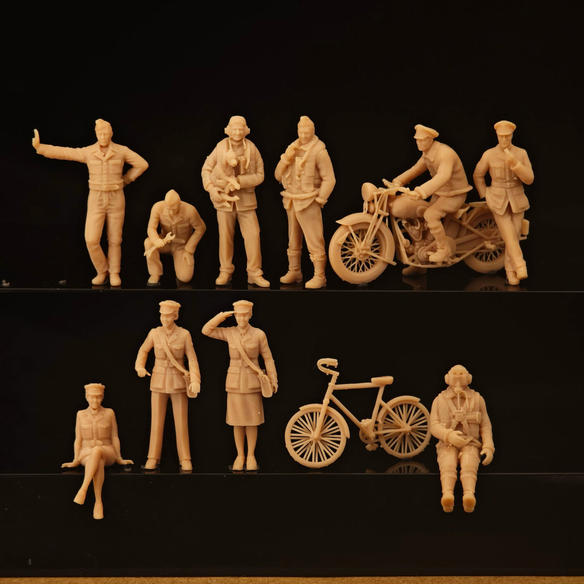 10 British Air Force ground crew members and bicycles/motors during World War II LSSNO180 1/35/48/64/72/87/100/144 Main image