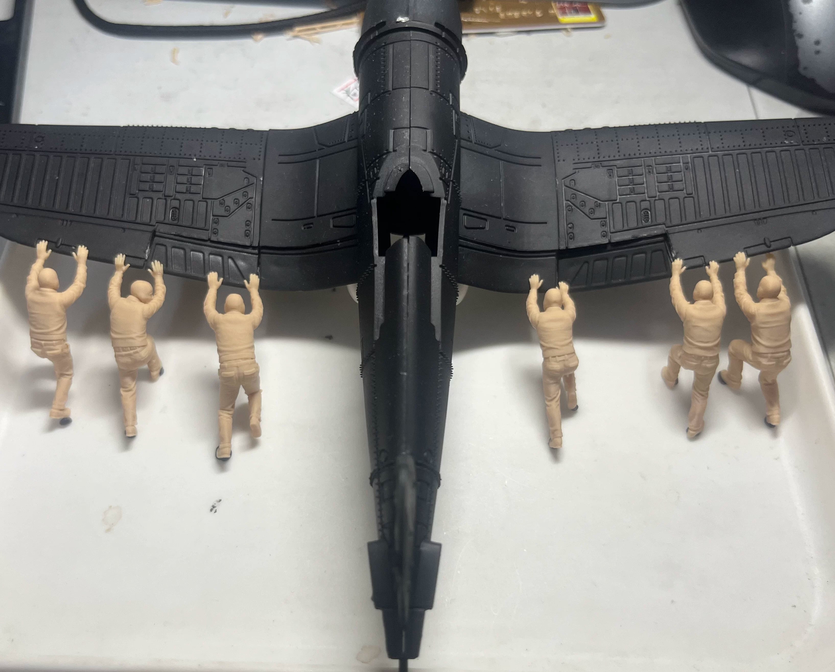 Miniature white model of 6 ground crew members of a US Navy aircraft carrier during WWII LSSNO301 1/35/48/64/72/87/100/144