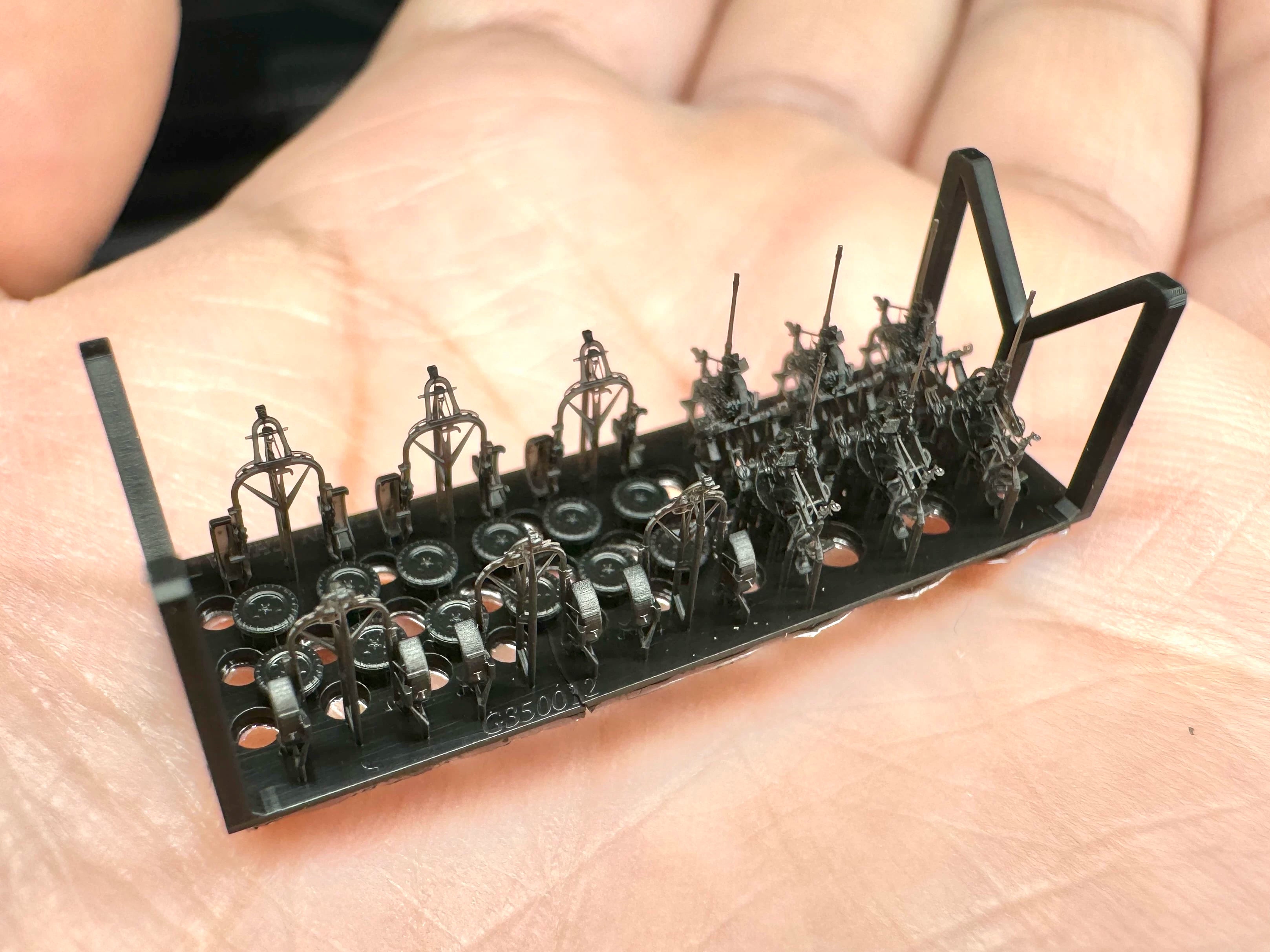 SSMODEL G350012   350 scale German Navy 20 mm C30 machine gun & transporter