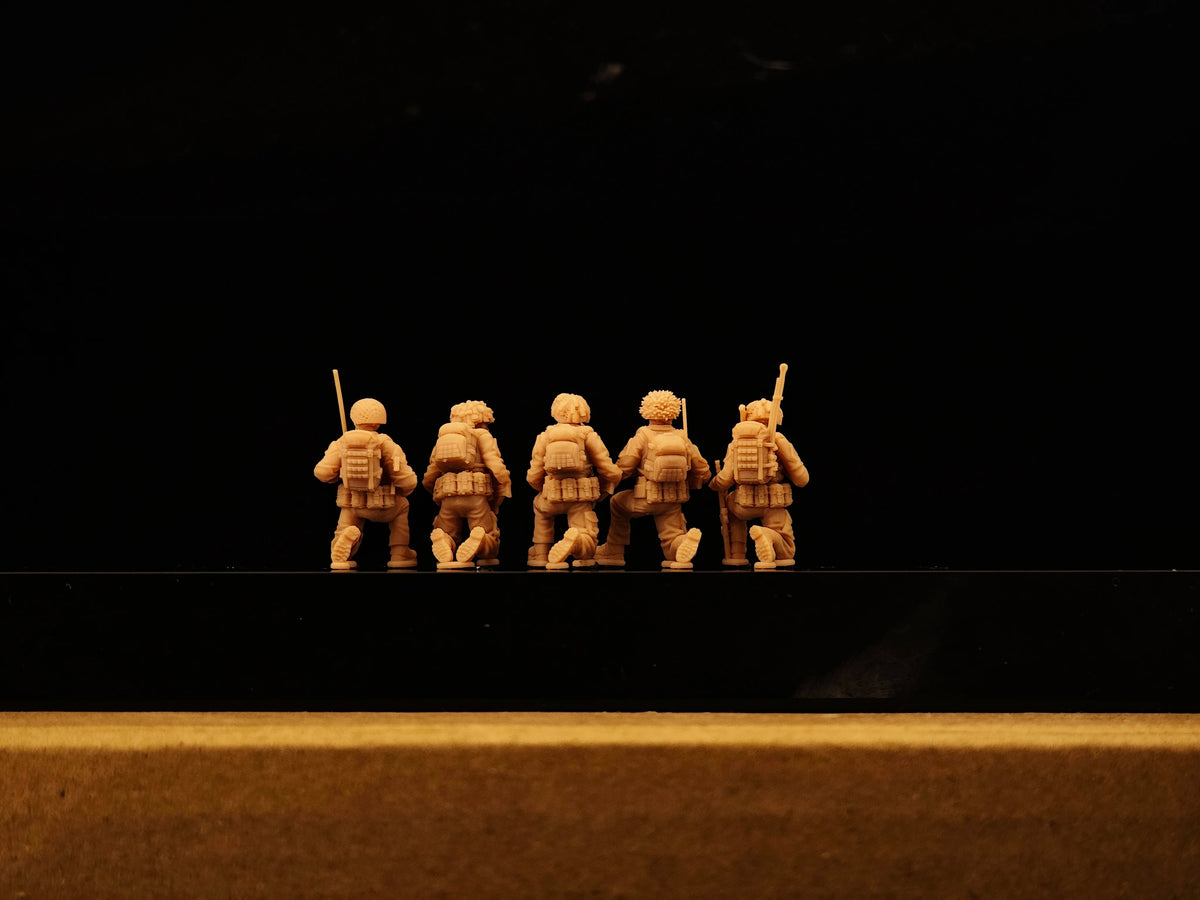Modern British infantry (5 men)  LSSNO258 1/35/48/64/72/87/100/144 — detail view 3