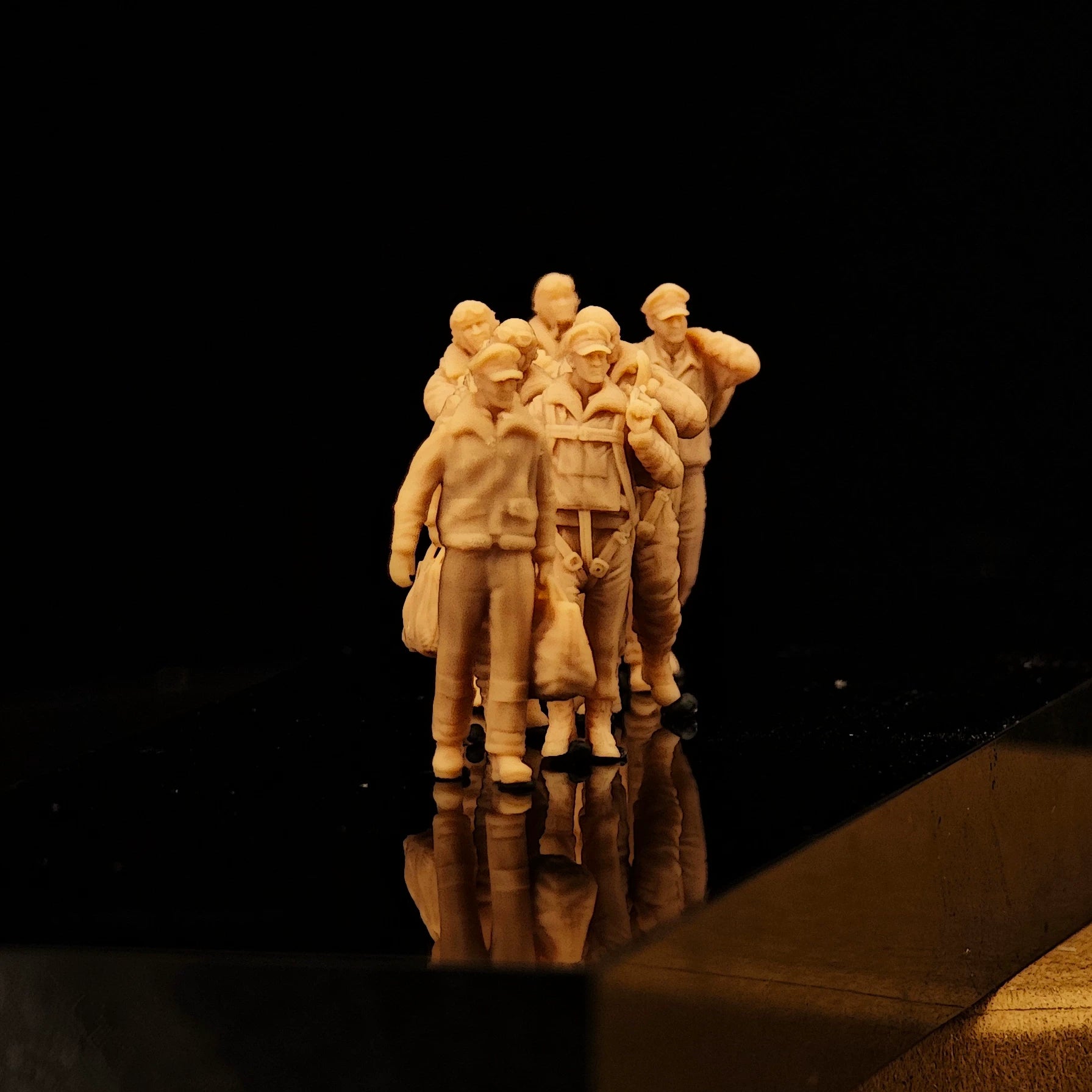 Miniature model of 7 man U.S. bomber crew from World War II (white model) LSSNO245 1/35/48/64/72/87/100/144