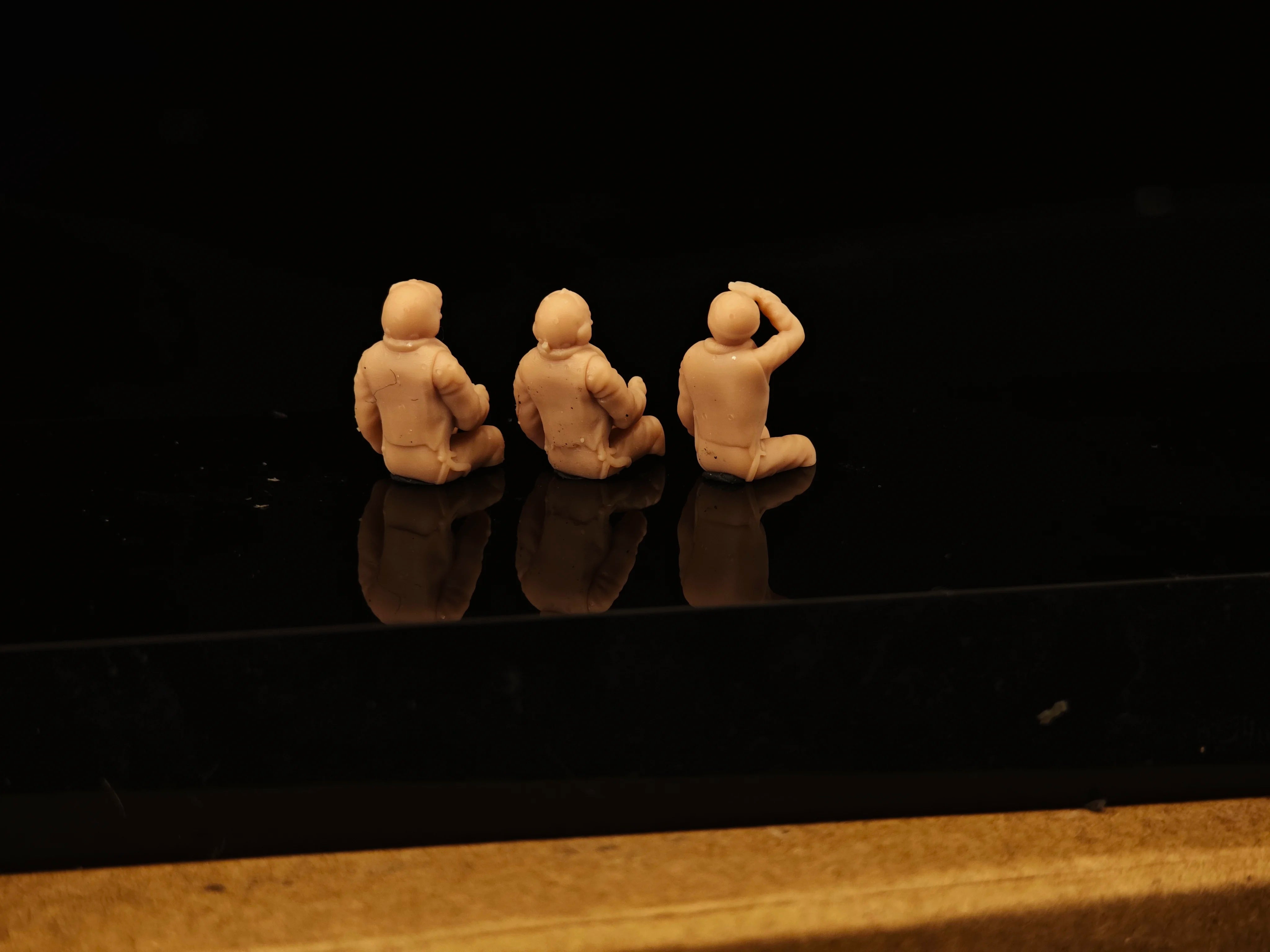 Miniature white model of a modern pilot trio LSSNO228 1/35/48/64/72/87/100/144