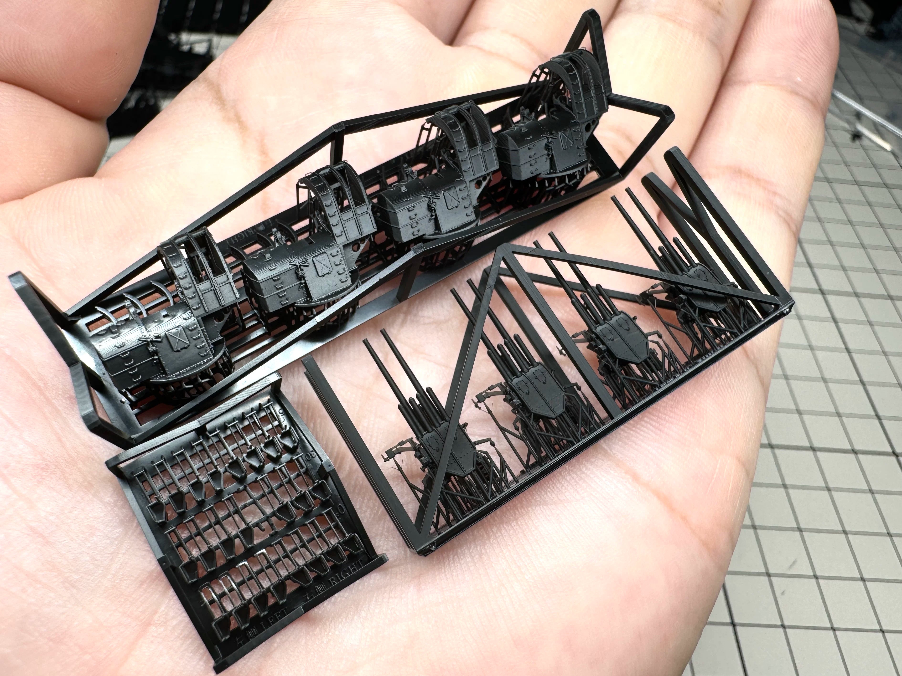 SSMODEL R350016   1/350Ratio 127mm gun late stage split three angle adjustments
