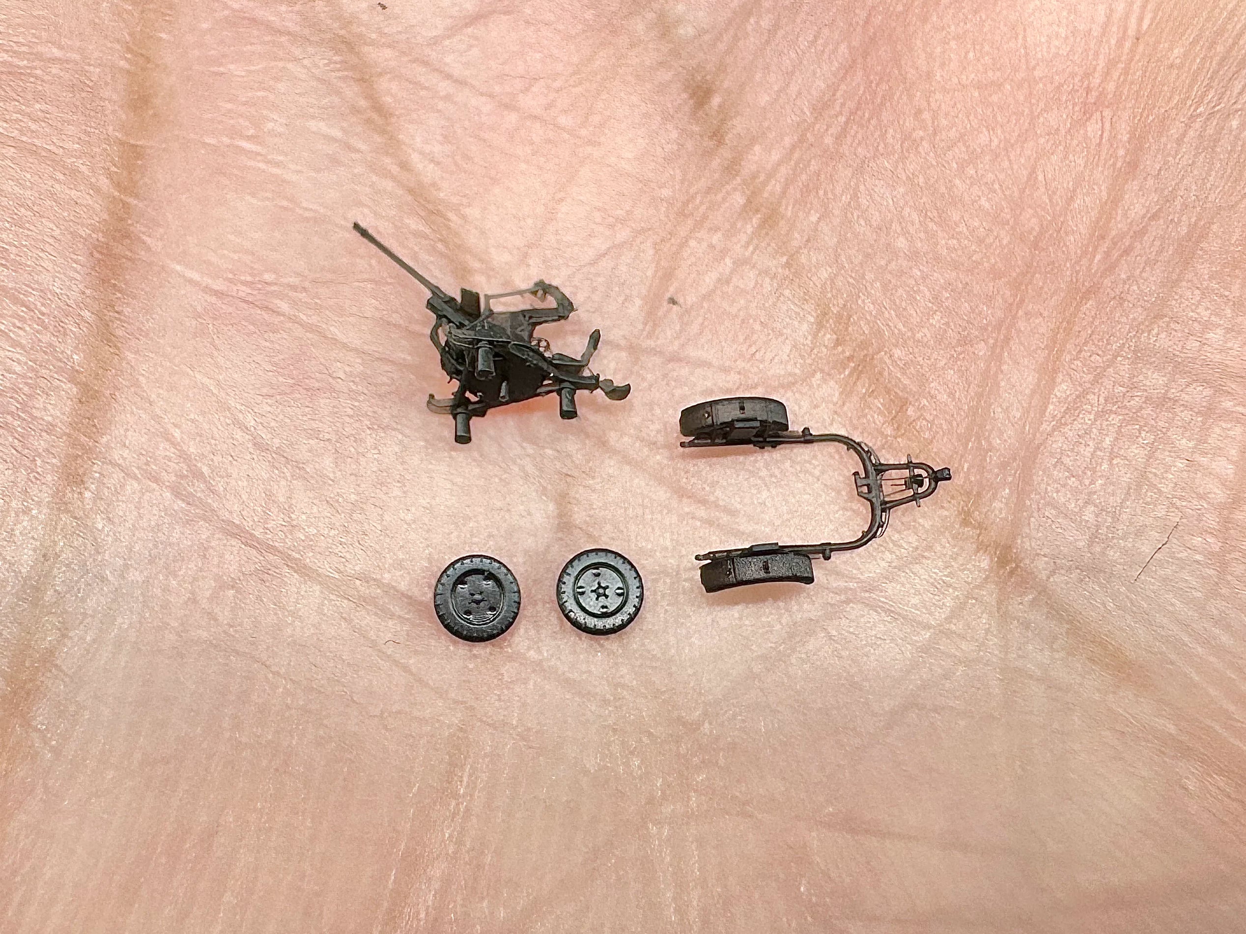 SSMODEL G350012   350 scale German Navy 20 mm C30 machine gun & transporter