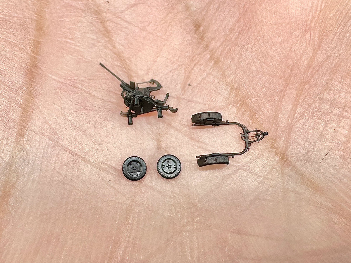 SSMODEL G350012   350 scale German Navy 20 mm C30 machine gun & transporter — detail view 3