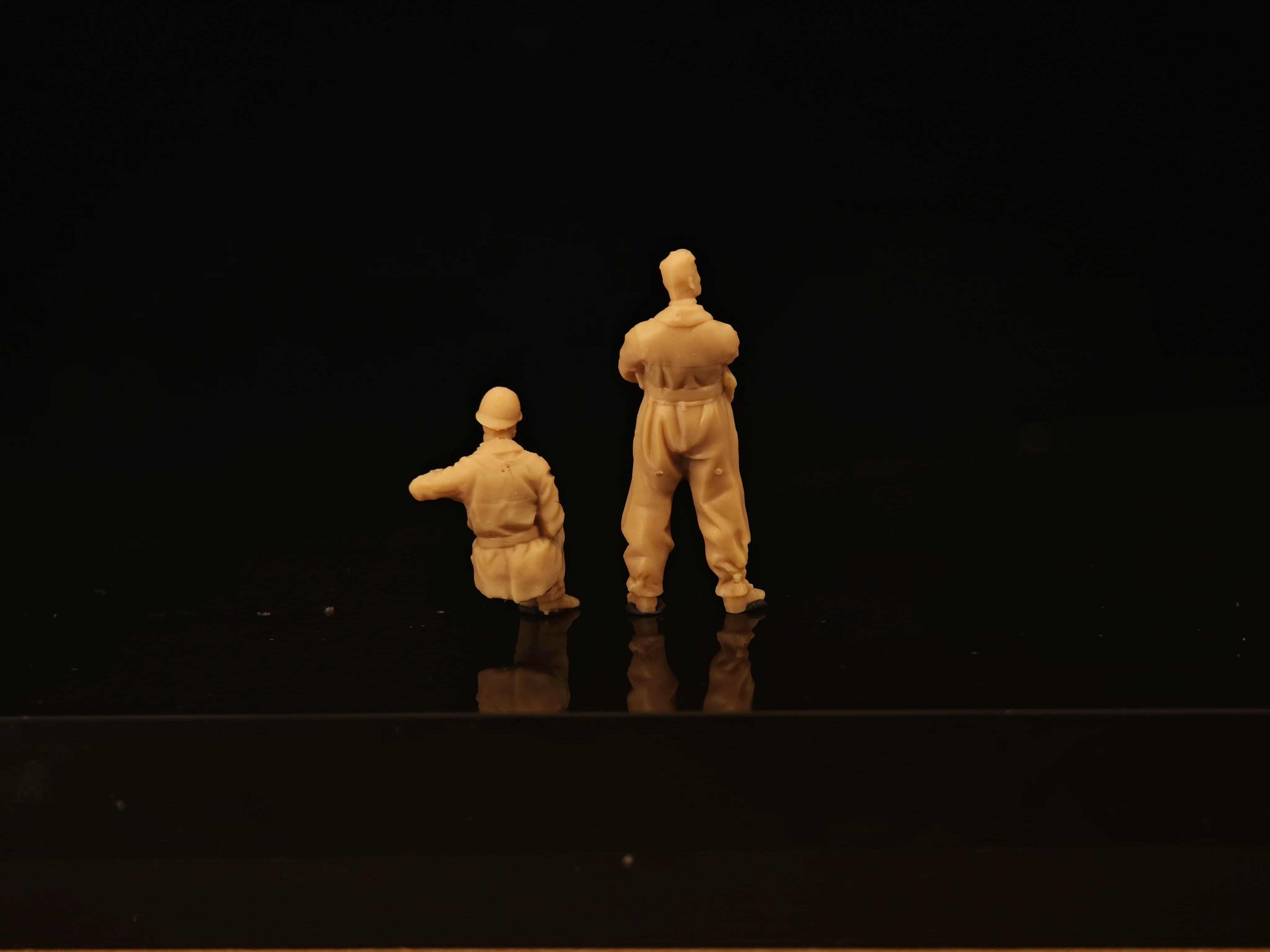 Two-man French tank crew during World War II LSSNO209 1/35/48/64/72/87/100/144