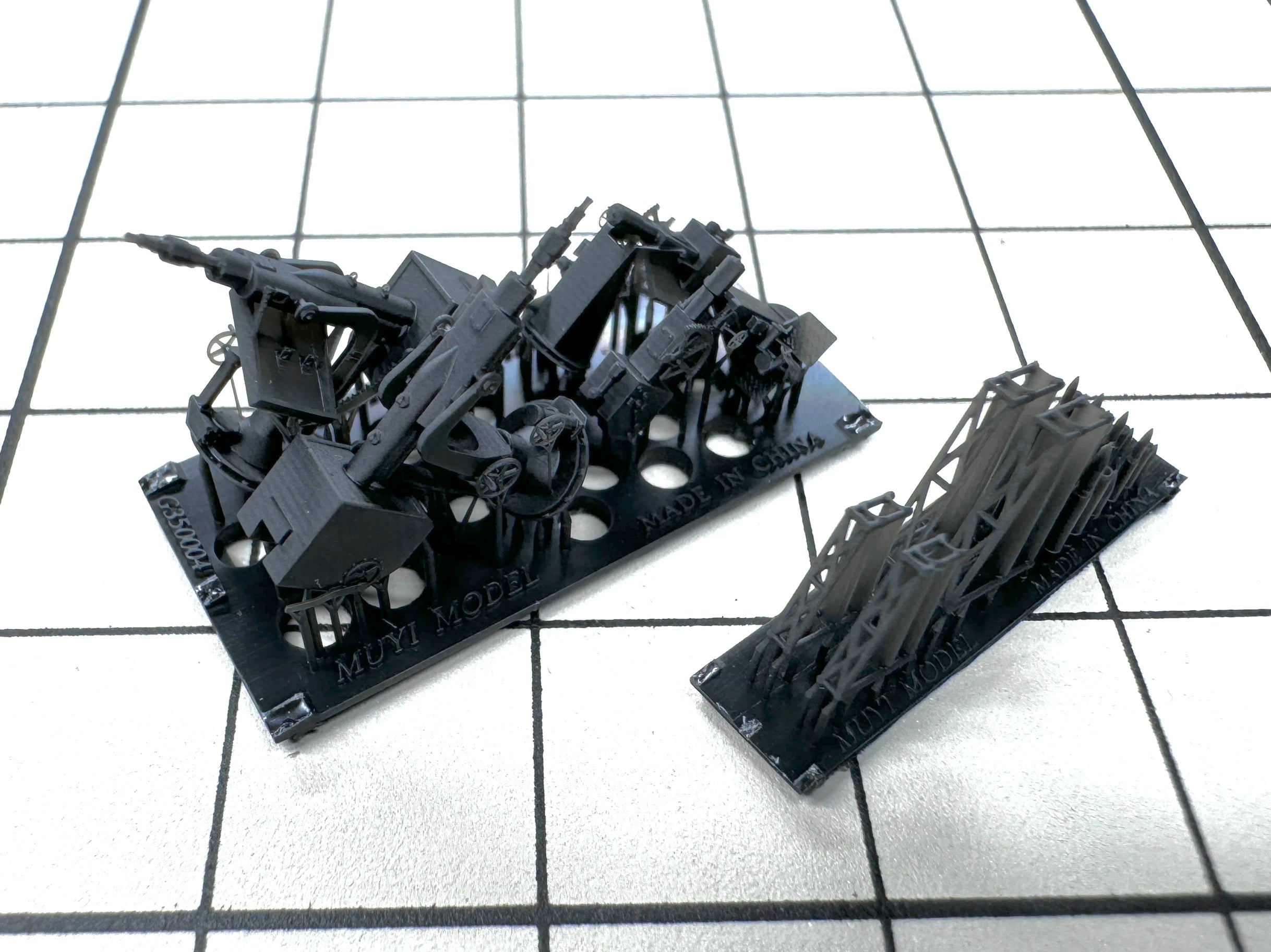 SSMODEL G350005 350 scale German 150mm 105 mm exercise gun and loading rack