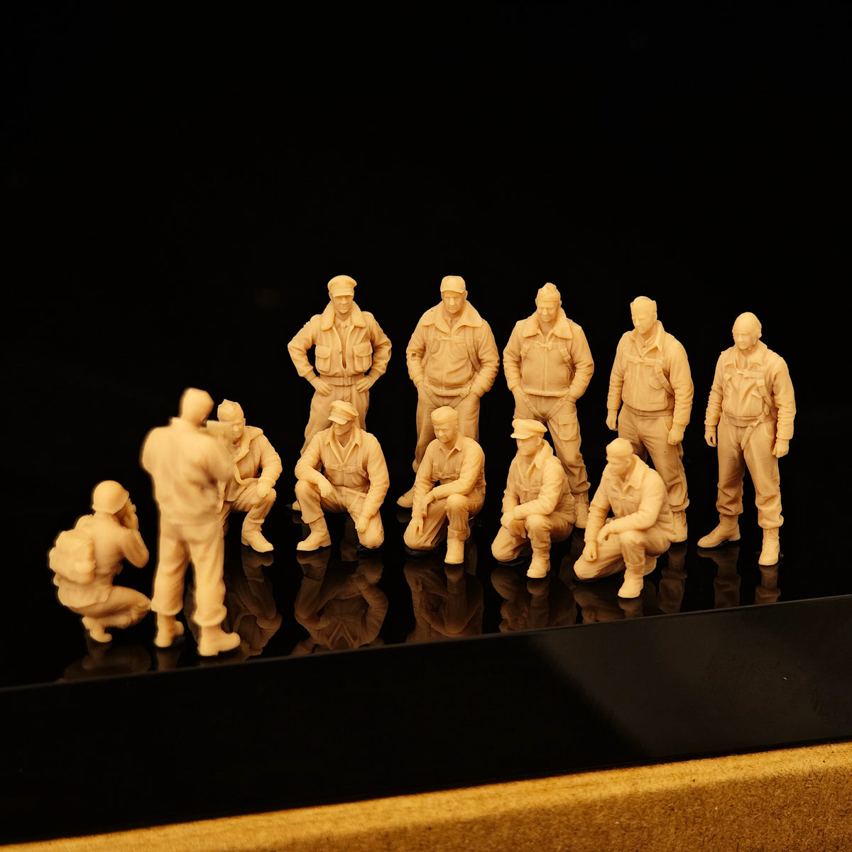 White model of 12 American bomber pilots and photographers from WWII LSSNO293 1/35/48/64/72/87/100/144 — scale model kit