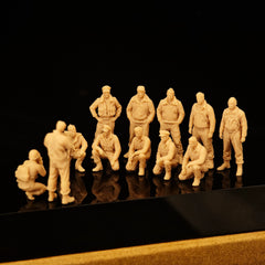 White model of 12 American bomber pilots and photographers from WWII LSSNO293 1/35/48/64/72/87/100/144