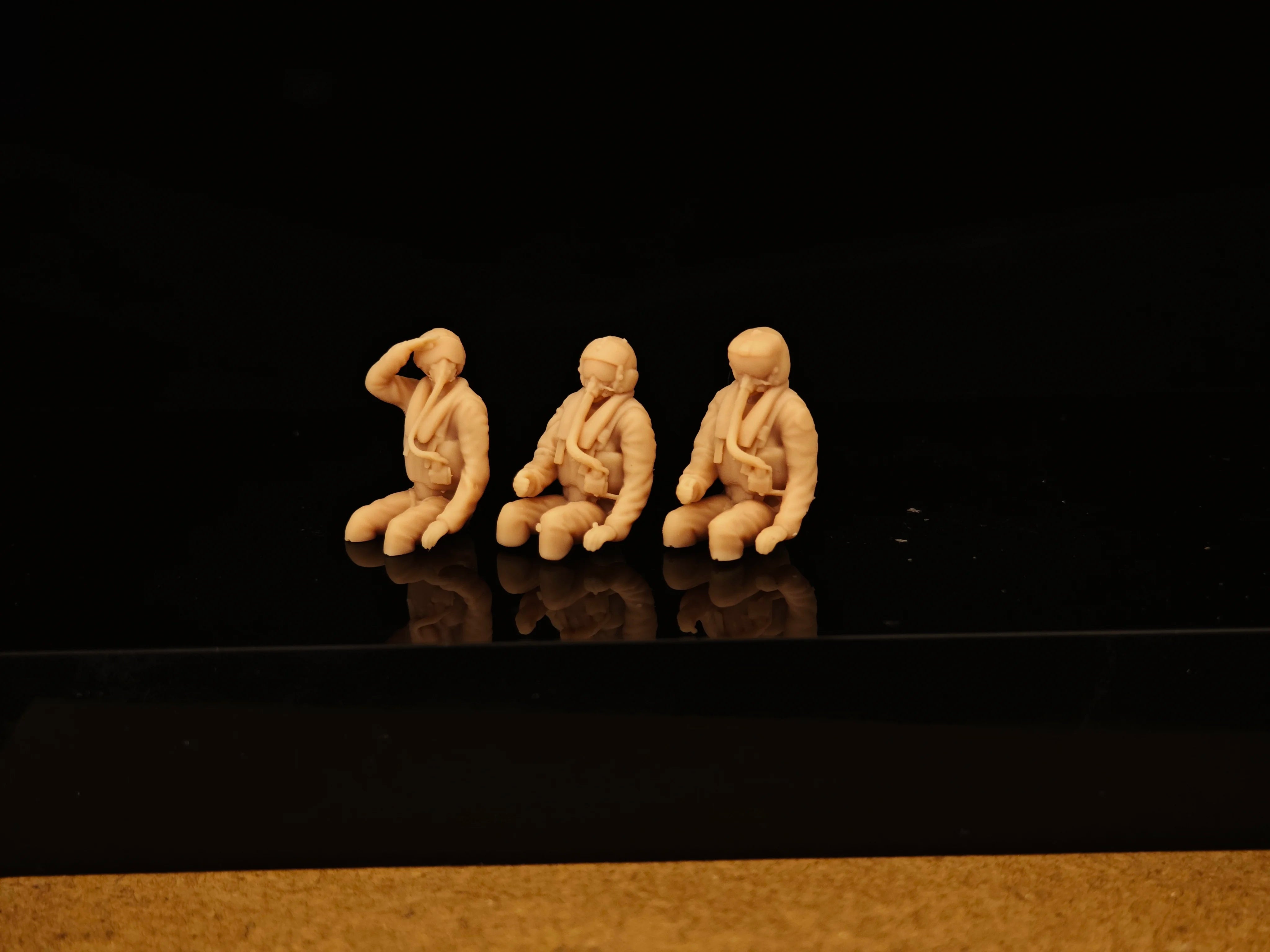 Miniature white model of a modern pilot trio LSSNO228 1/35/48/64/72/87/100/144