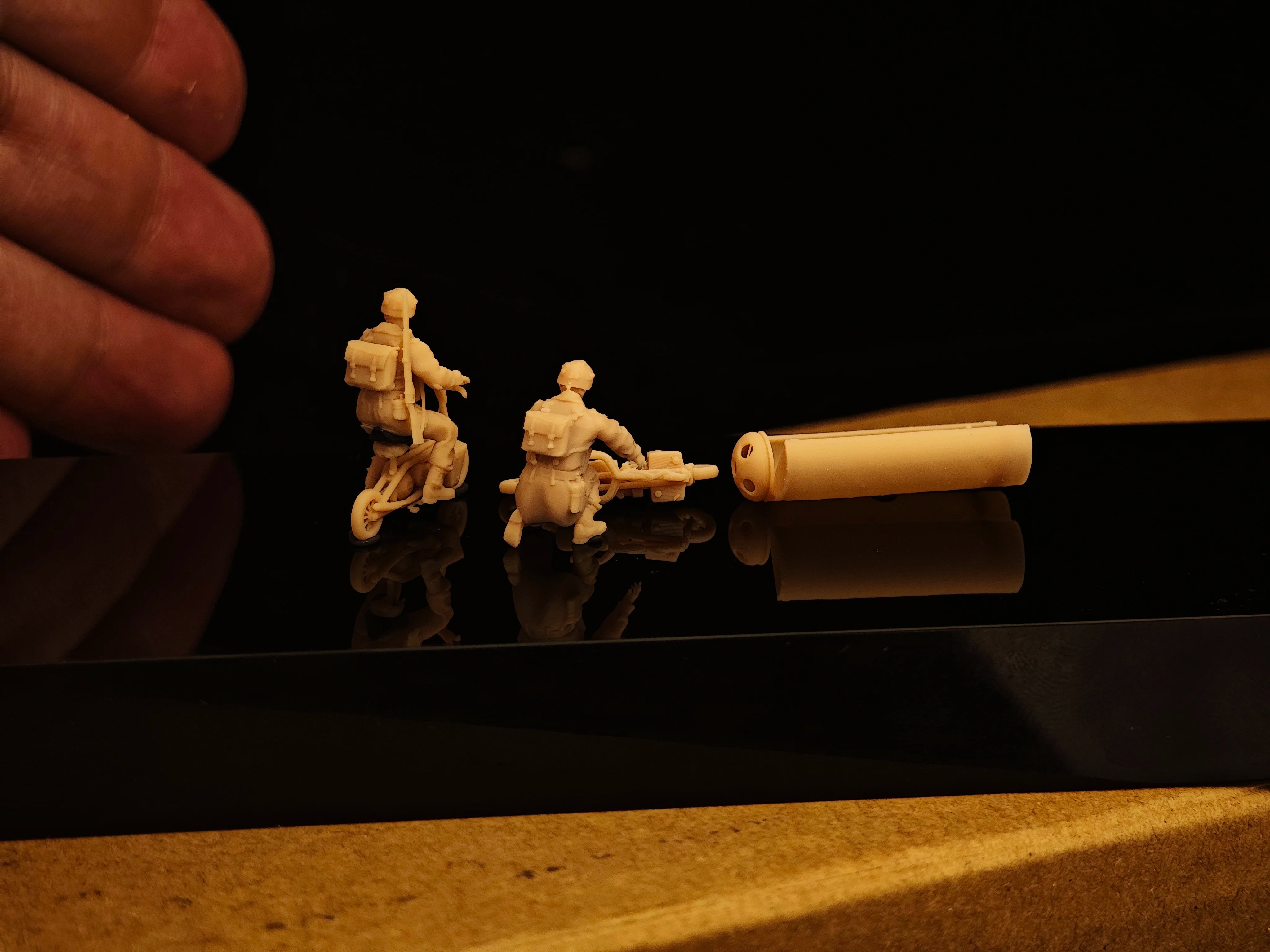 WWII British Airborne Troops and Motorcycles: 2 soldiers, 2 motorcycles, 1 storage box  LSSNO295 1/35/48/64/72/87/100/144