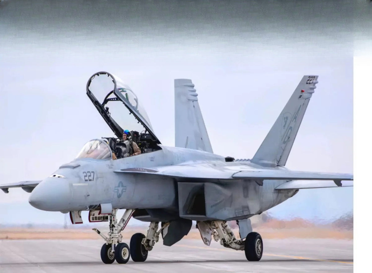 Trumpeter 1/48 American F/A-18F Super Hornet 85813 — scale model kit