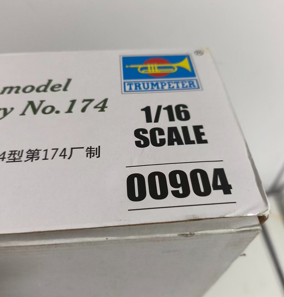 Trumpeter 00904 T34/85 MODEL 1944 1:16 Model Kit — detail view 2
