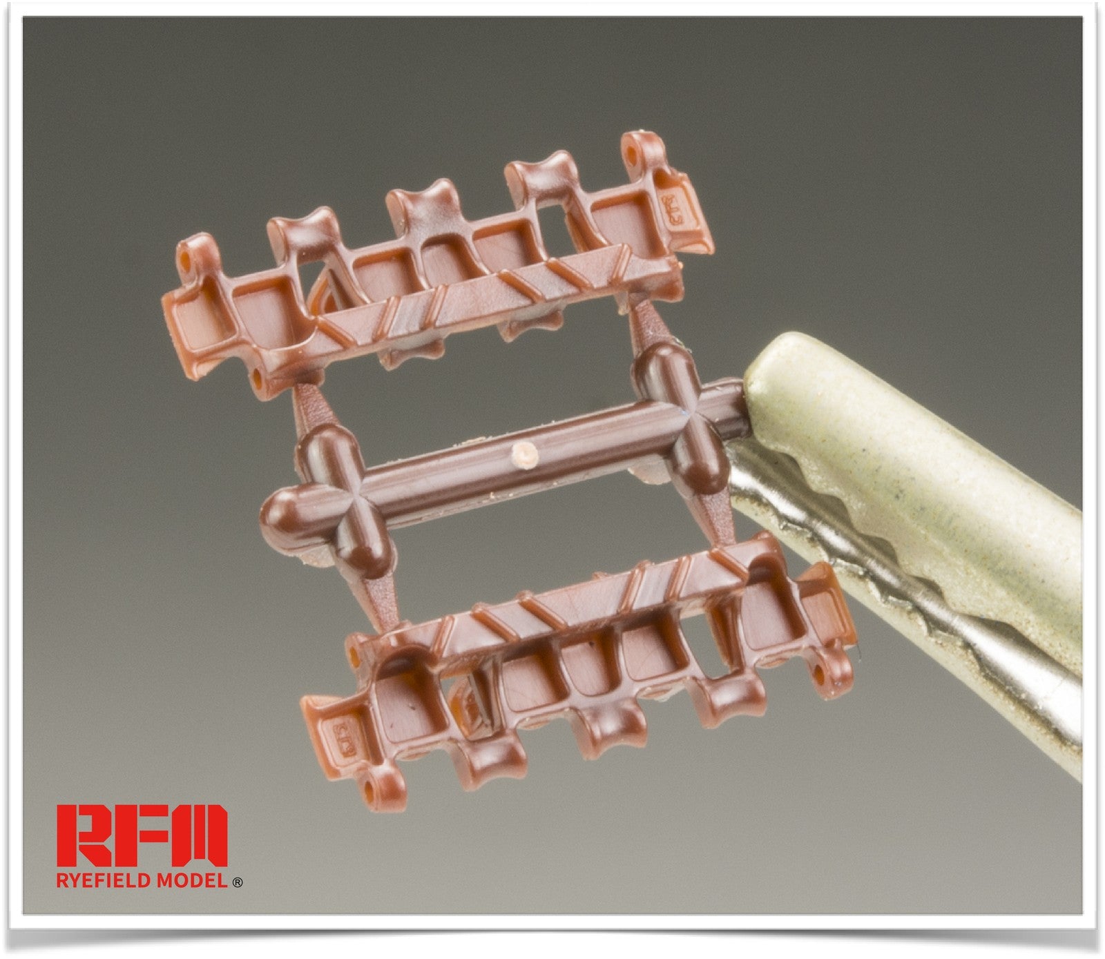 Ryefield Model RM5024 1/35 Scale Workable Track Links Sd.Kfz.173 Jagdpanther — detail view 3