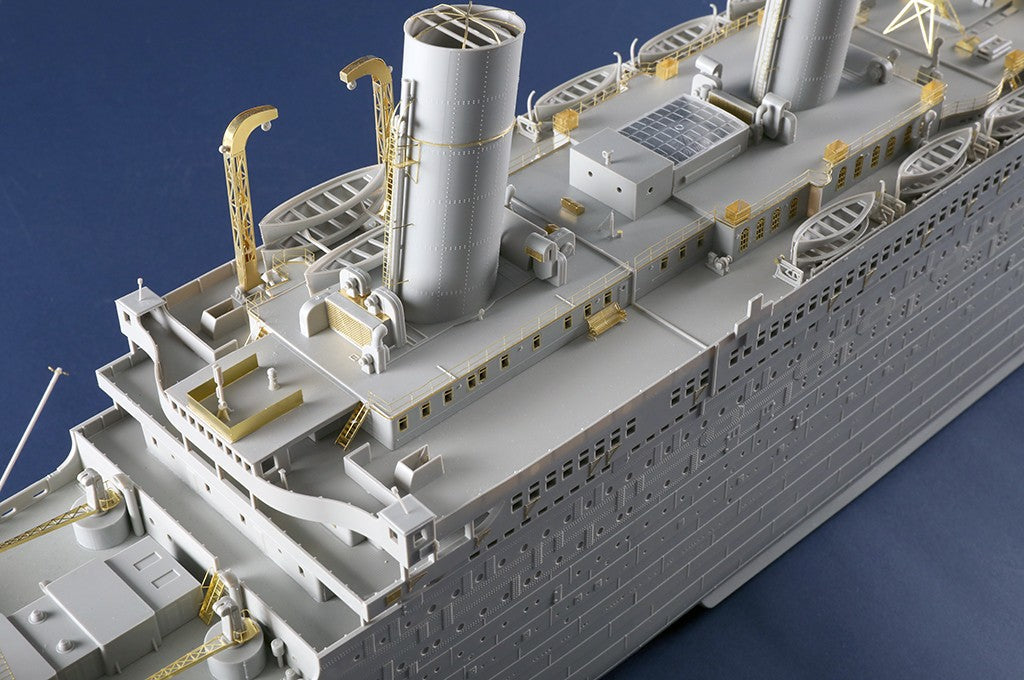 Trumpeter 03721 HMHS BRITANNIC 1:200 Model Kit — detail view 5