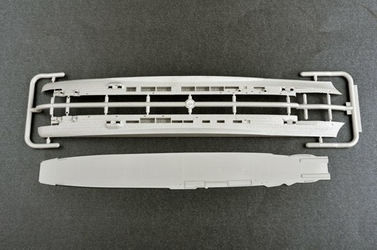 Trumpeter 06709 1/700 German Navy Aircraft Carrier DKM Graf Zeppelin — detail view 3